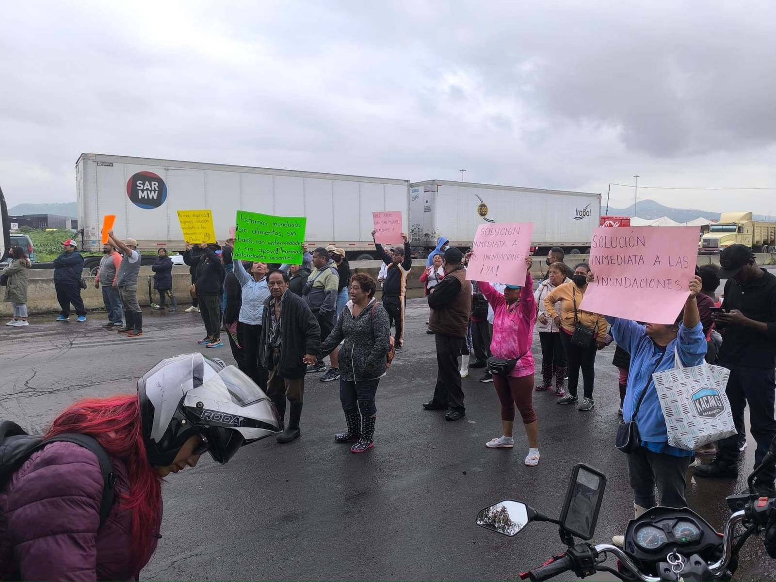 Bloqueada la Carretera México-Cuautla, vecinos de Chalco protestan por inundaciones