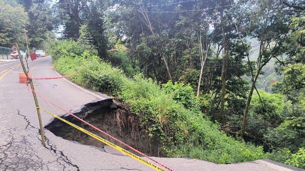 Cierran completamente la carretera Toluca-Ciudad Altamirano por severo deslave