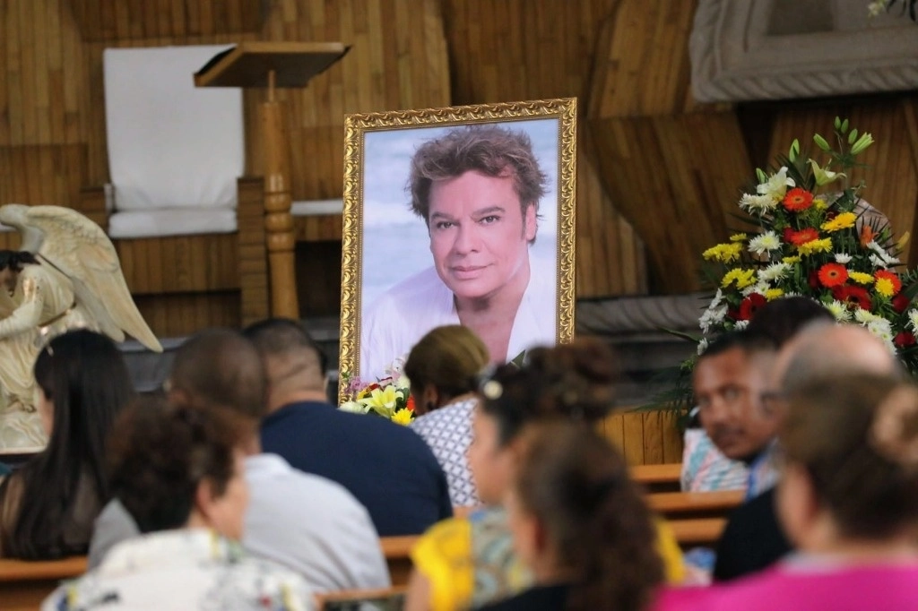 Recuerdan a Juan Gabriel en su octavo aniversario luctuoso con serenata