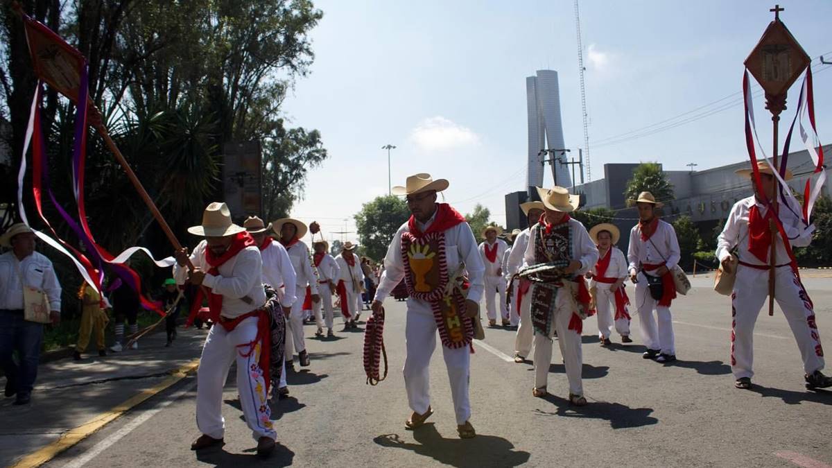 Danza, colores y tradición en calles de Toluca y Texcoco