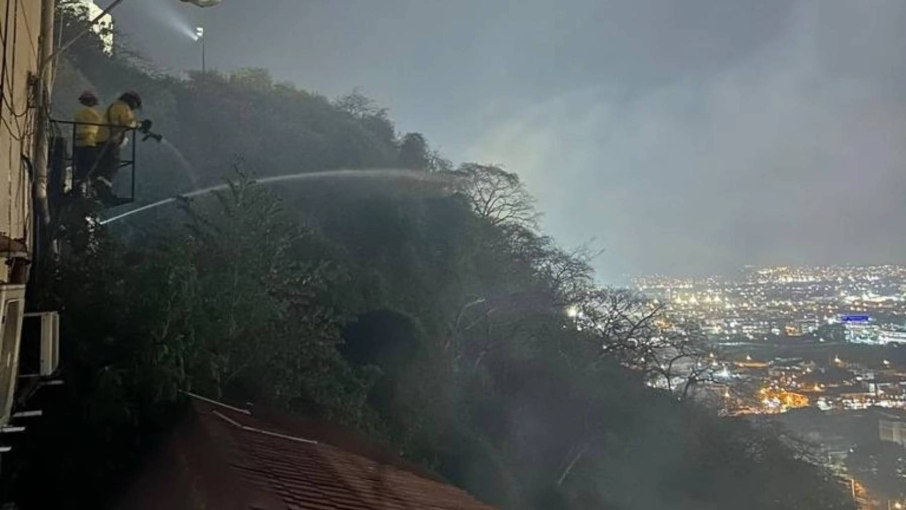 Ecuador: Incendio forestal avanza sin control