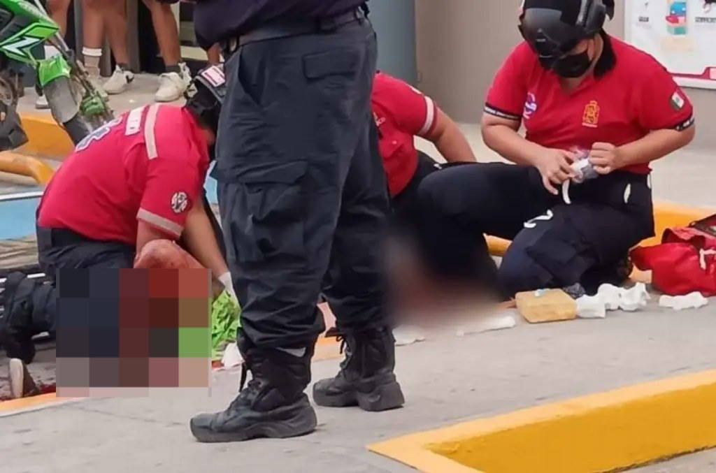 [VIDEO: FUERTES IMÁGENES] Golpean y cortan las manos a hombre; quedó agonizando afuera de un Oxxo