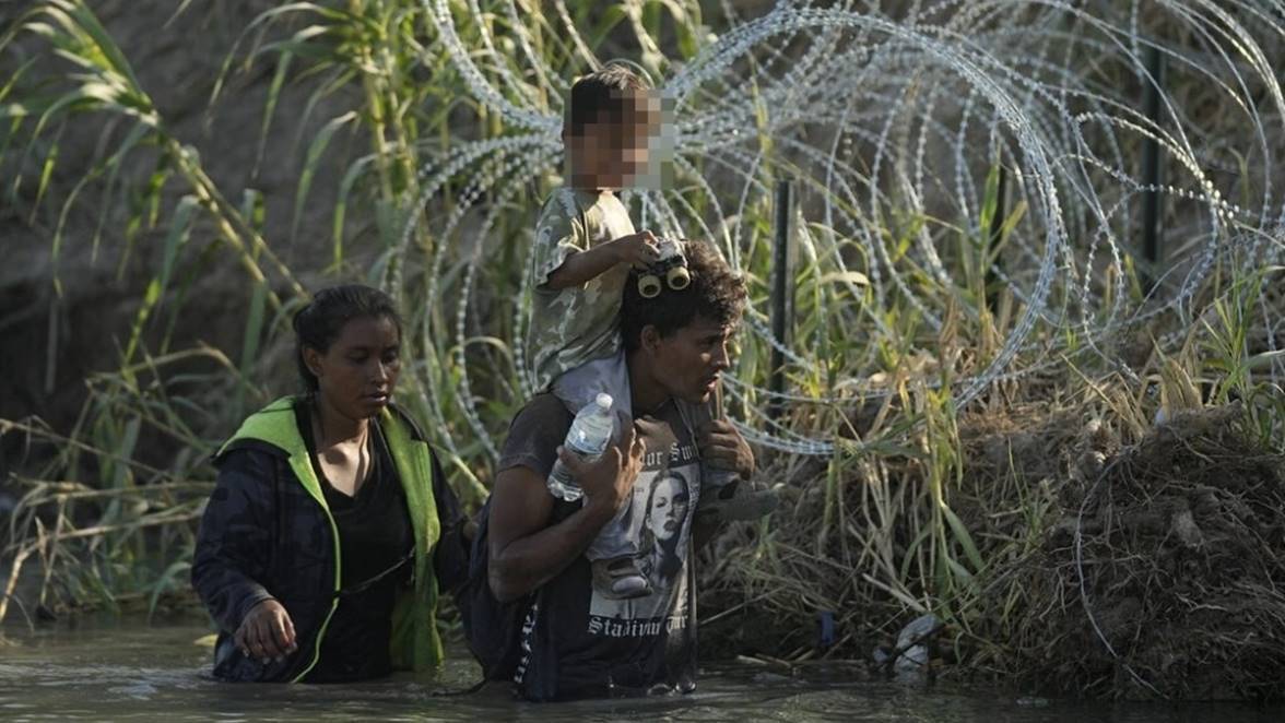 Texas triplica vallas de alambre de púas contra migrantes