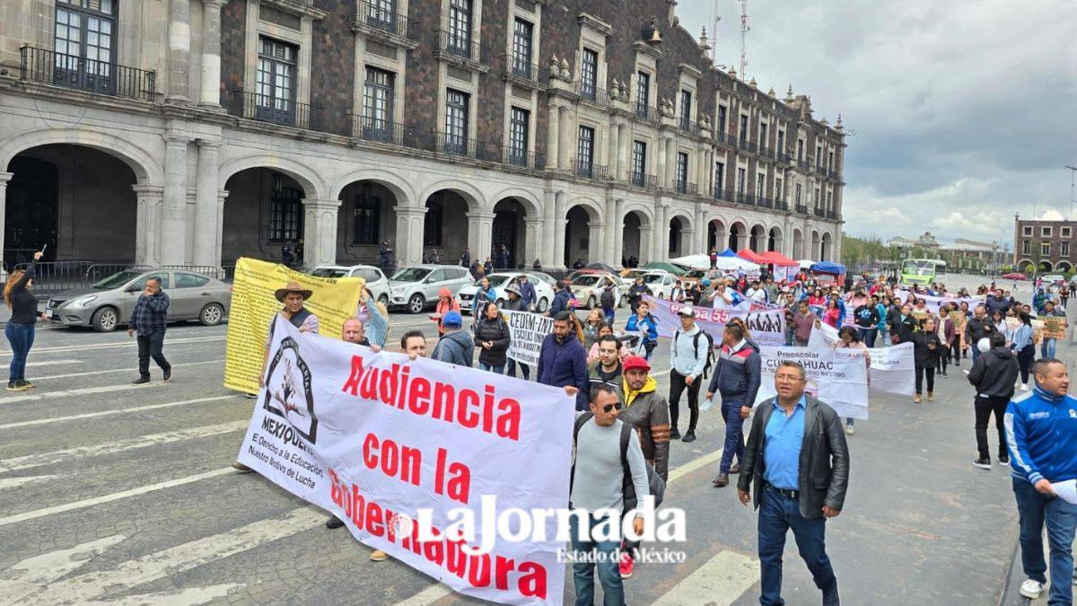 Maestros instalan plantón frente a Palacio de Gobierno