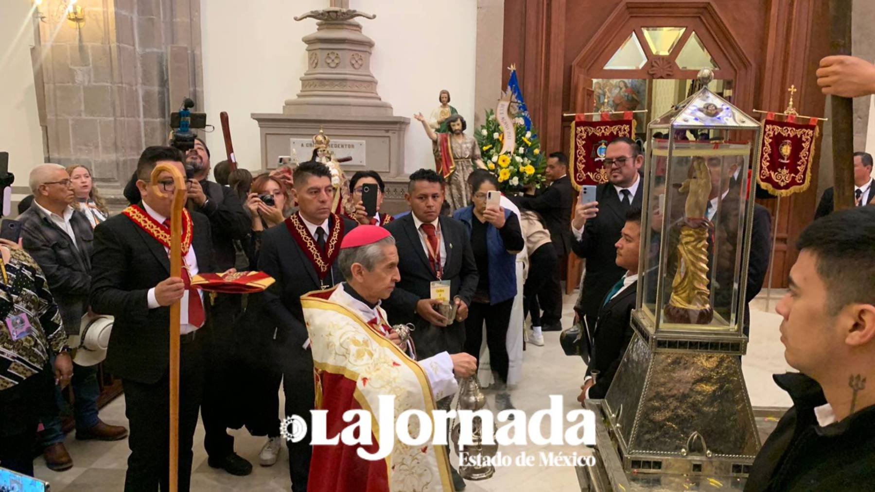 Agradecen por la salud frente a reliquia de San Judas Tadeo en Teotihuacán