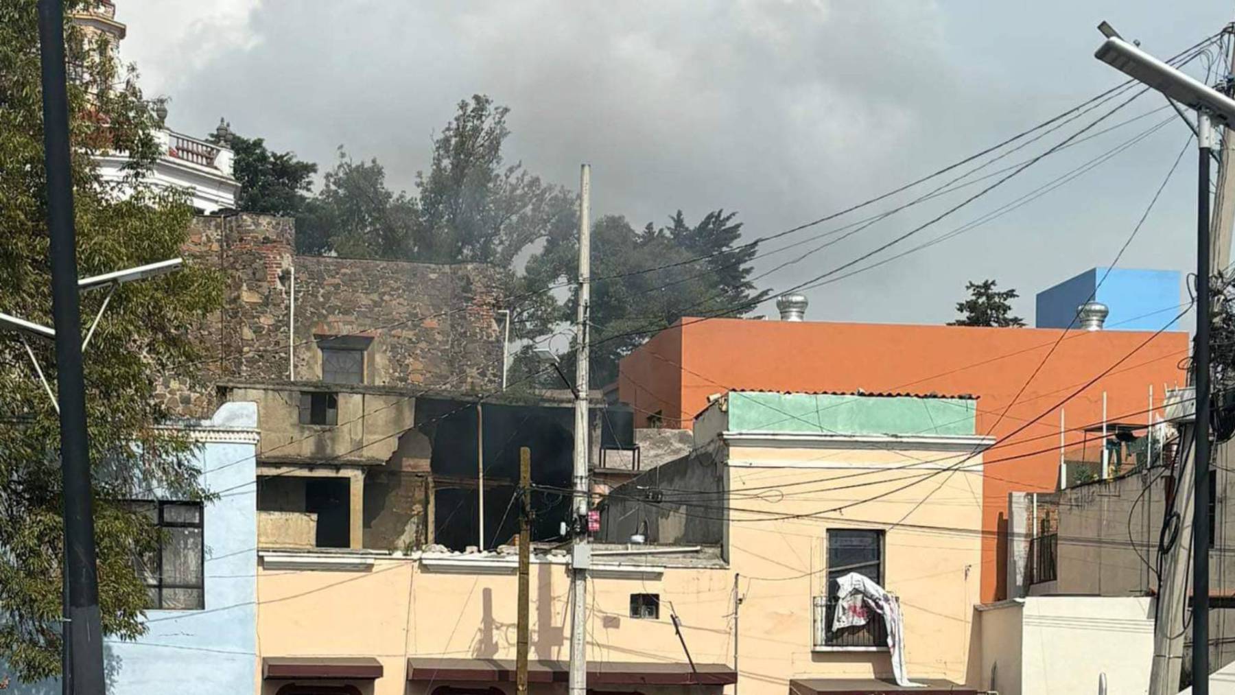 Reportan incendio en Toluca a espaldas de la Iglesia del Carmen