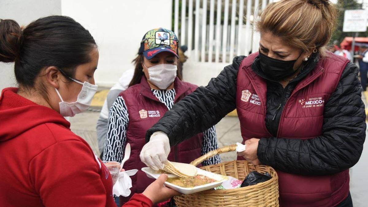 Toluca: Secretaría de Movilidad lleva alimentos fuera de hospitales