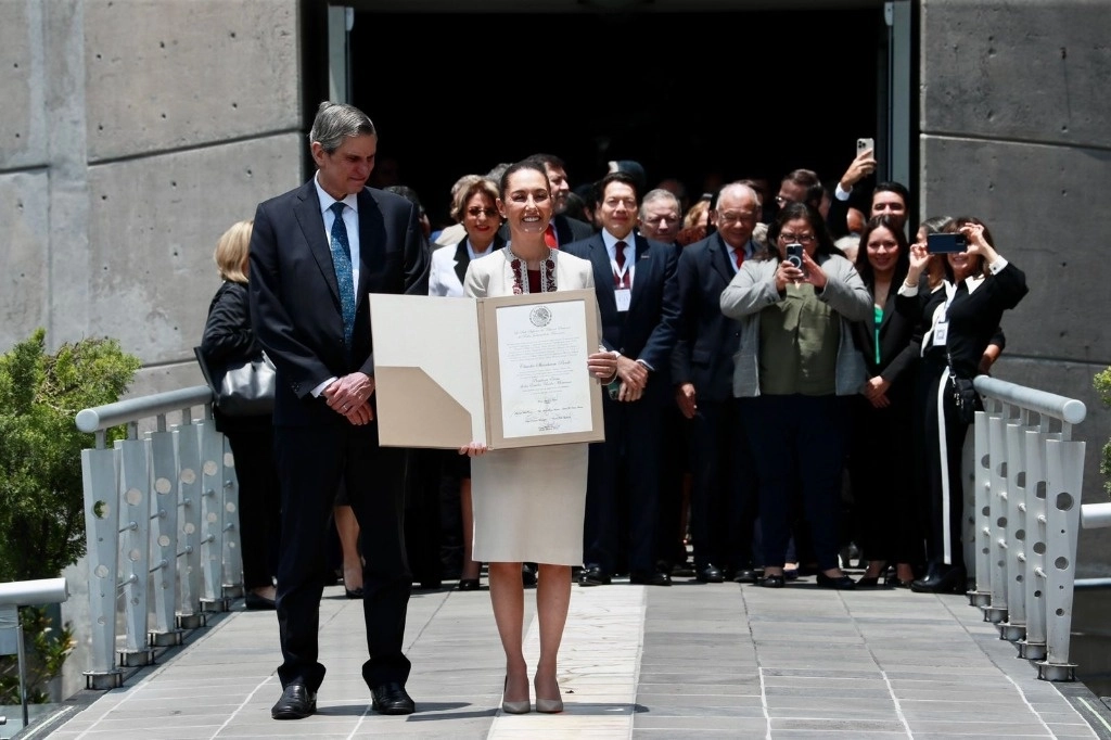 “Hago el compromiso de no defraudar y poner hasta la vida misma para servir a mi patria”: Claudia Sheinbaum