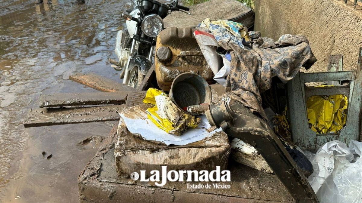 Impera lodo y zona de desastre tras desbordamiento de río en Tejupilco