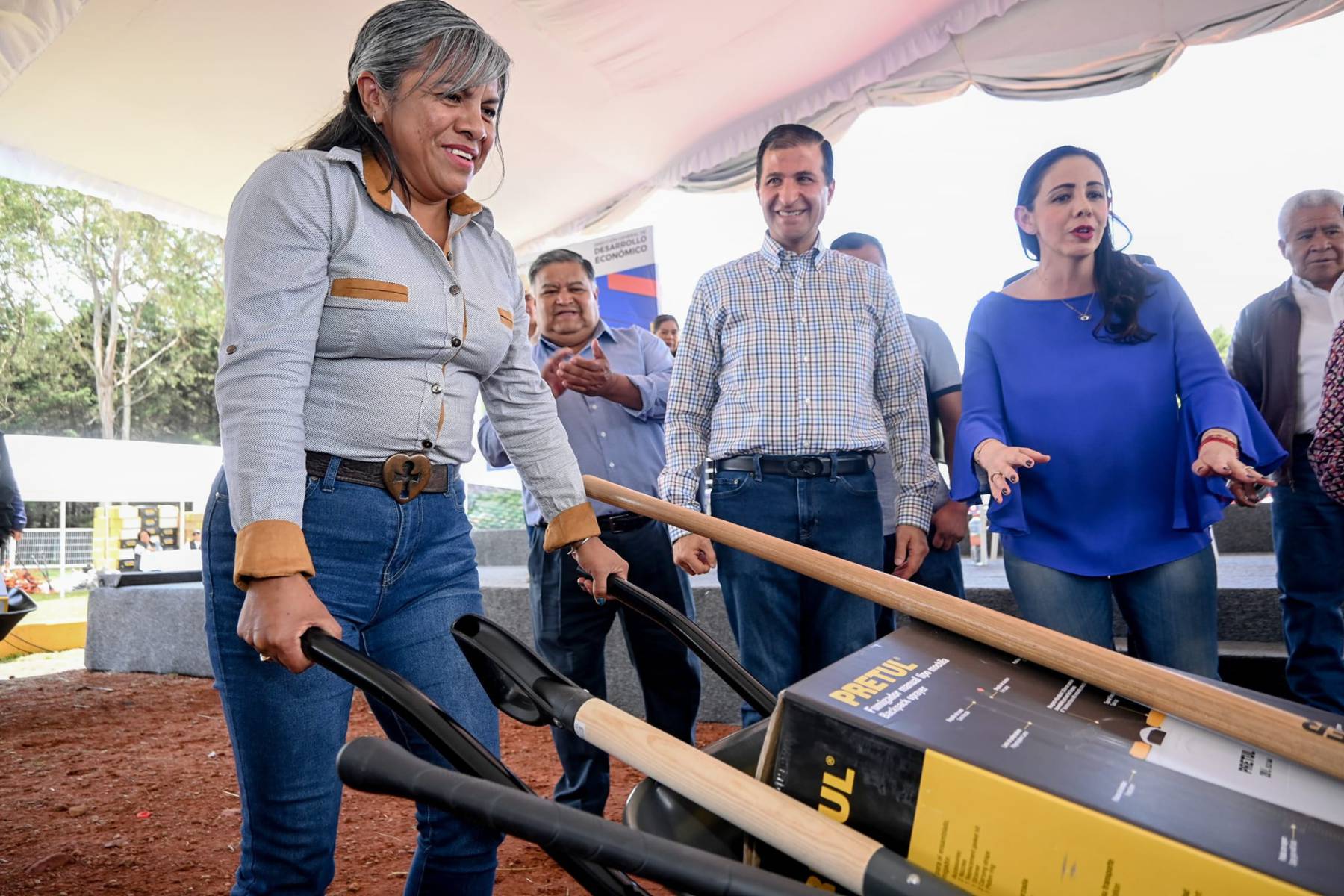 Toluca: Entregan herramientas agrícolas a pequeños productores