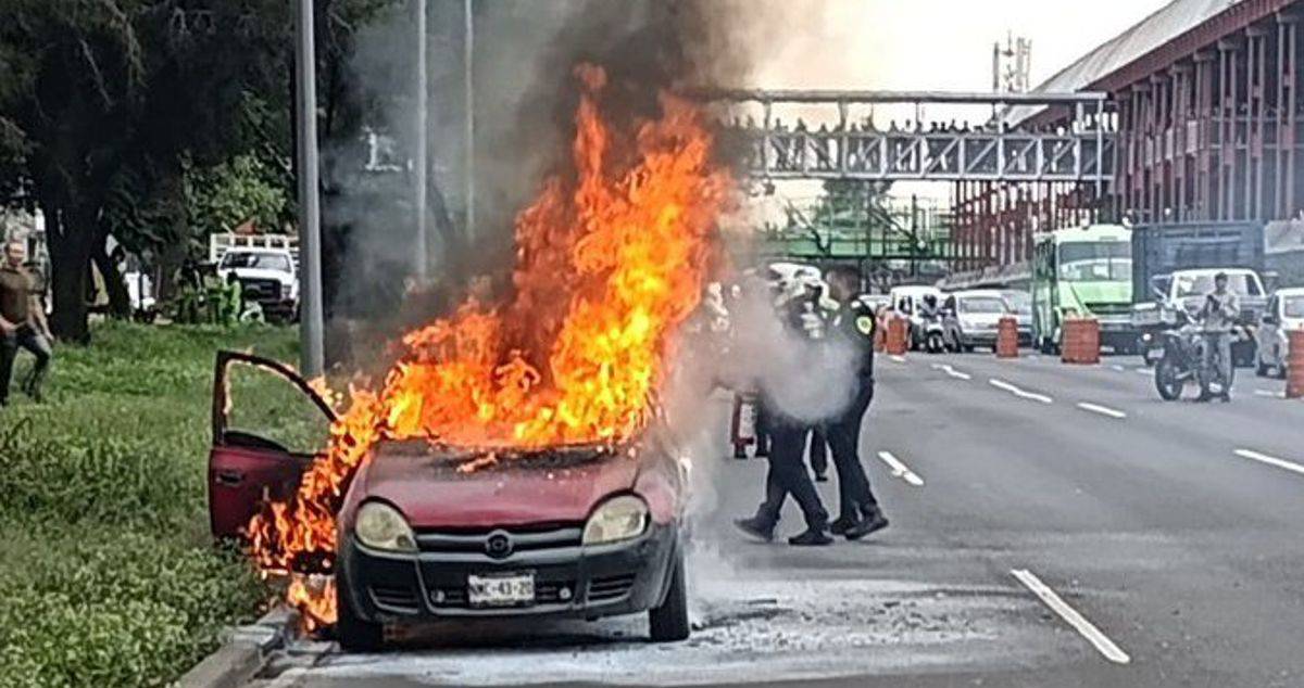 [VIDEO] Auto se incendia sobre la Calzada Ignacio Zaragoza a la altura del Metro Agrícola Oriental 