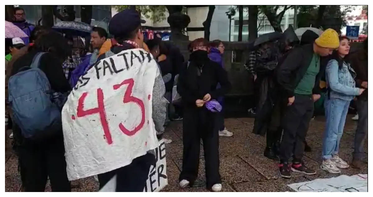 A 10 años de Ayotzinapa, padres de los 43 y estudiantes marchan para conmemorar la fecha