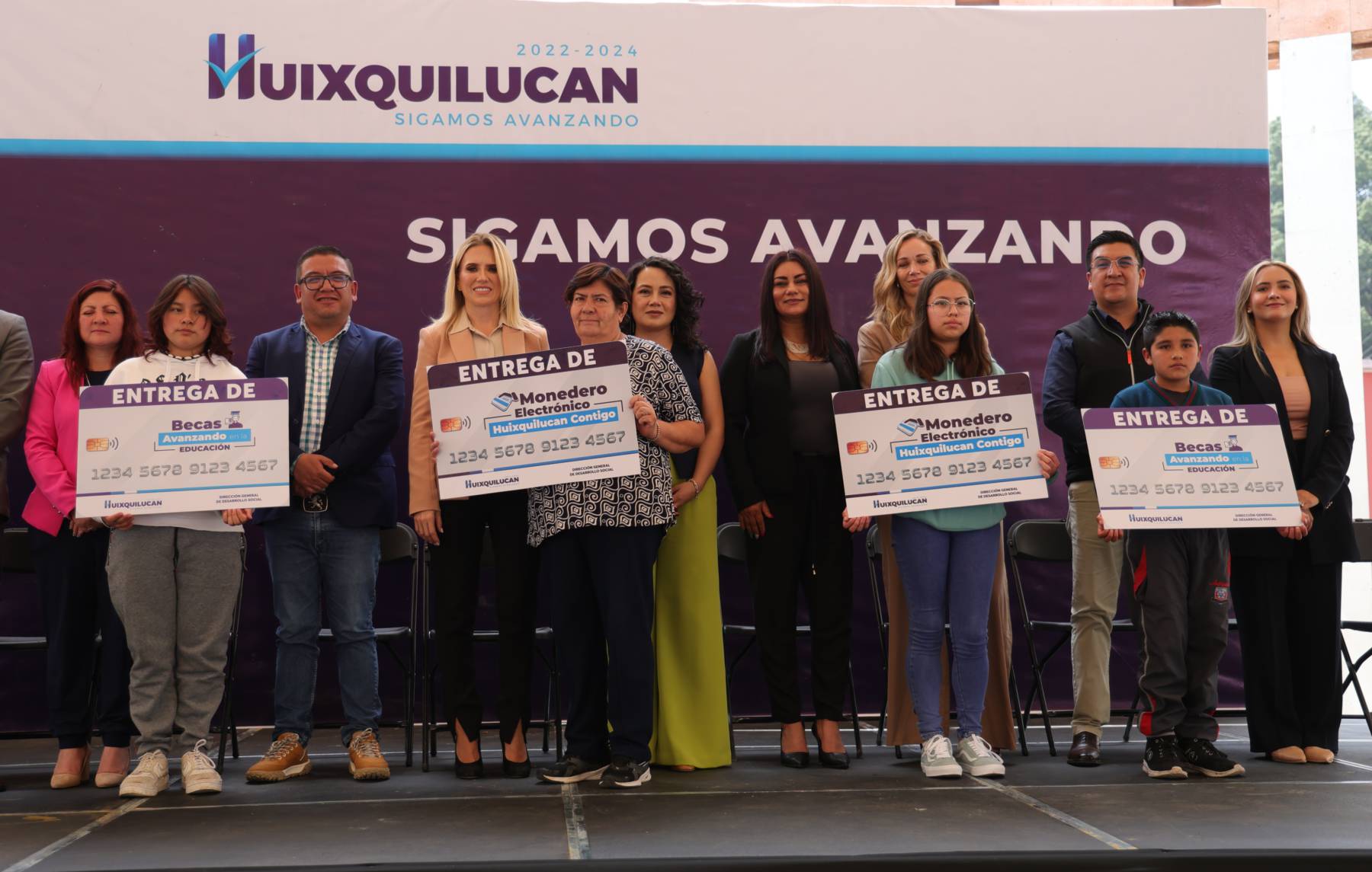 Entrega Huixquilucan 19 mil becas y monederos electrónicos