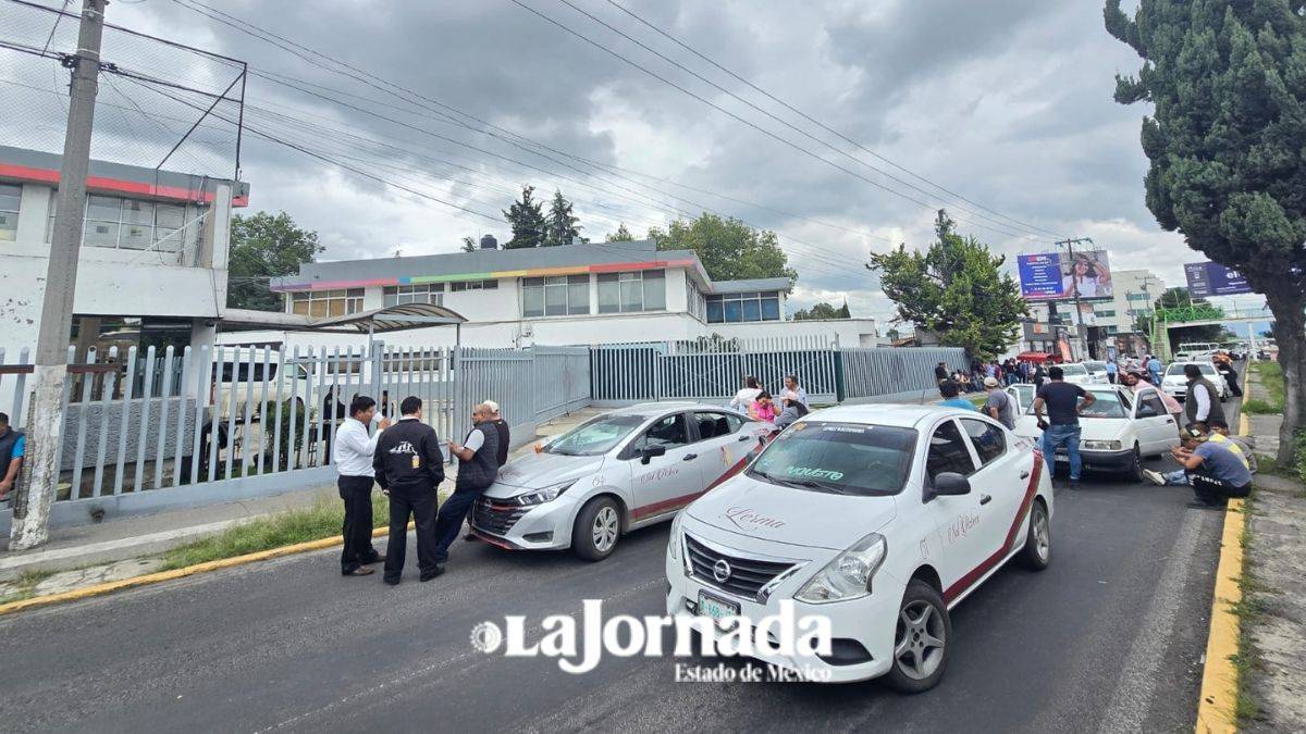 Taxistas toman las calles de Toluca, piden regularización por parte de SEMOV