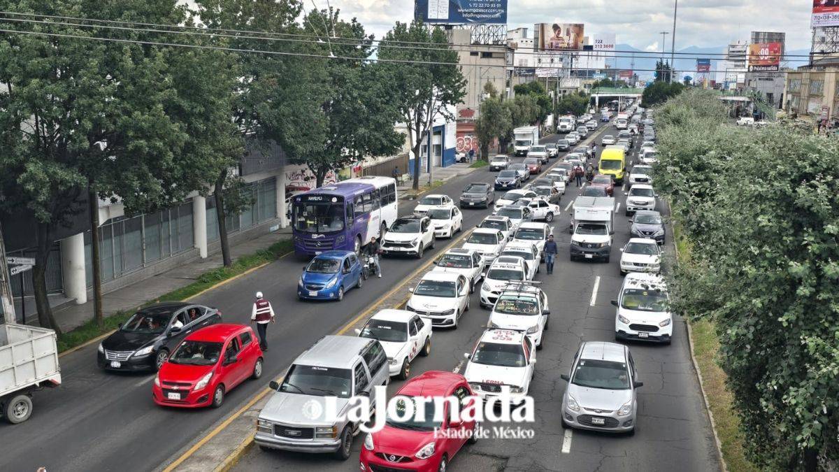 Toluca: Taxistas se manifiestan frente a Secretaría de Movilidad