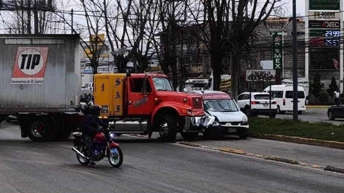 Tultitlán: Choque entre trailer y auto en la José López Portillo