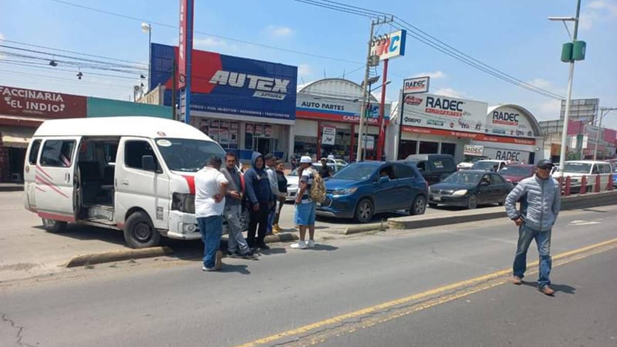 Transportistas bloquean la carretera México-Pachuca en Ojo de Agua