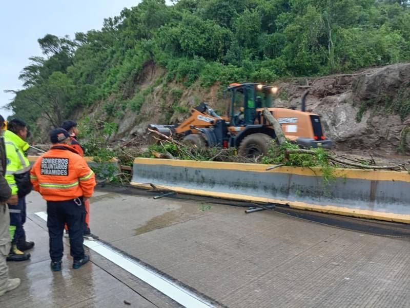 Bomberos Voluntarios Pirámides viajan a Acapulco por huracán John