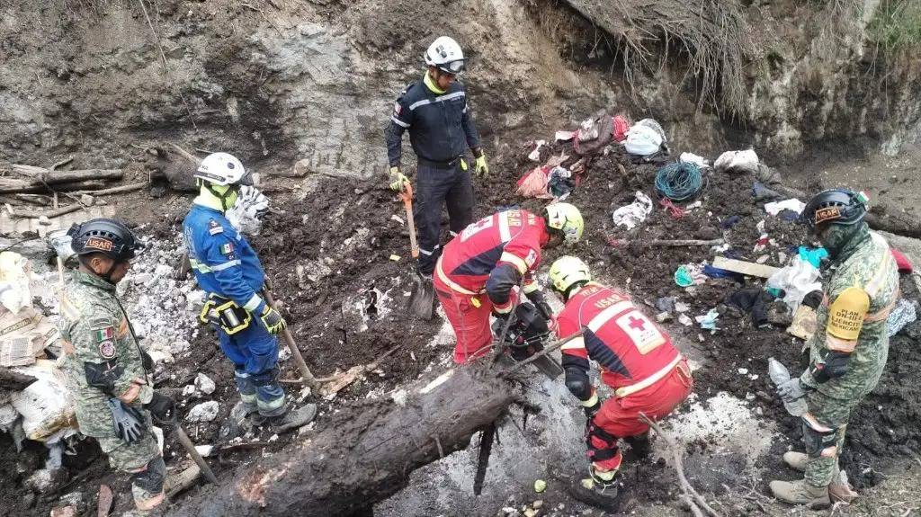 Continúan labores de limpieza tras desgajamiento de cerro en Jilotzingo