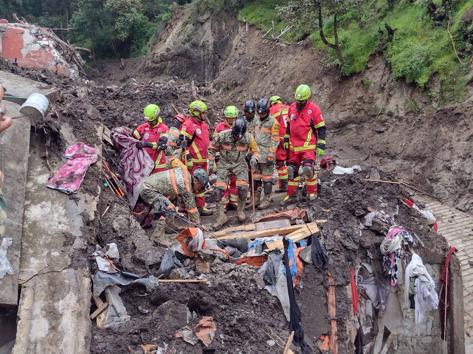 Equipos de emergencia brindan apoyo a vecinos de Naucalpan tras deslave