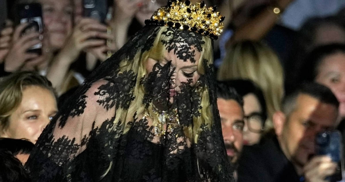 Madonna llega a la Semana de la Moda en Milán; estuvo en el desfile de Dolce & Gabbana