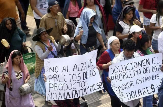 Marchan en Bolivia por escasez de dólares y combustible