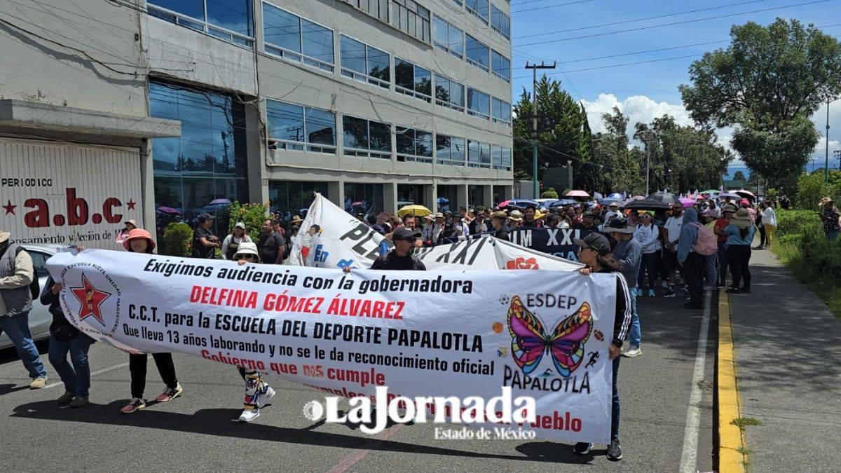 Toluca: Maestros se manifiestan para exigir respuestas a sus demandas