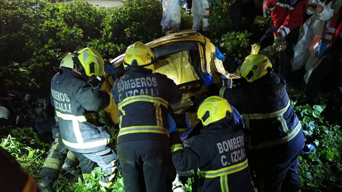 México Querétaro: Estrellan auto contra un árbol, reportan cinco jóvenes muertos