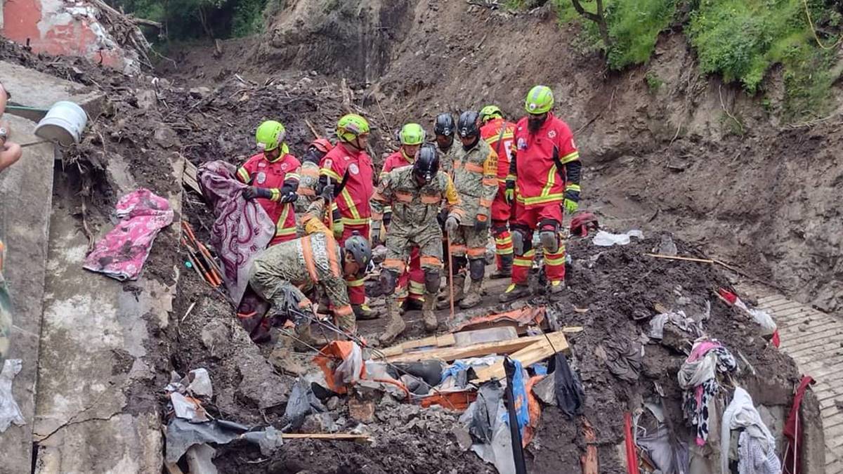 Suman 17 fallecidos por deslaves en Jilotzingo y Naucalpan