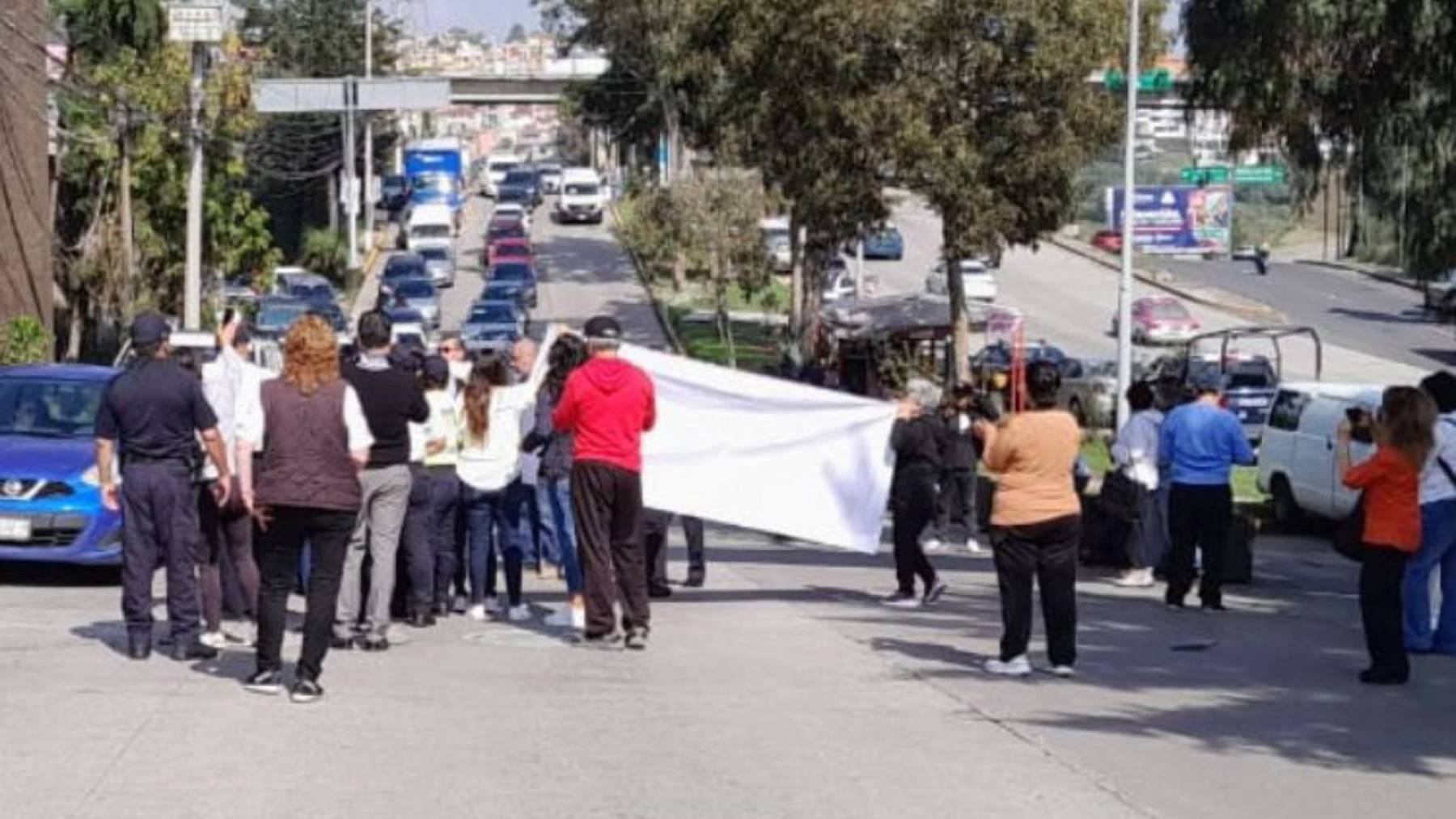 Naucalpan: Habitantes de Lomas Verdes, bloquean la vialidad por falta de agua