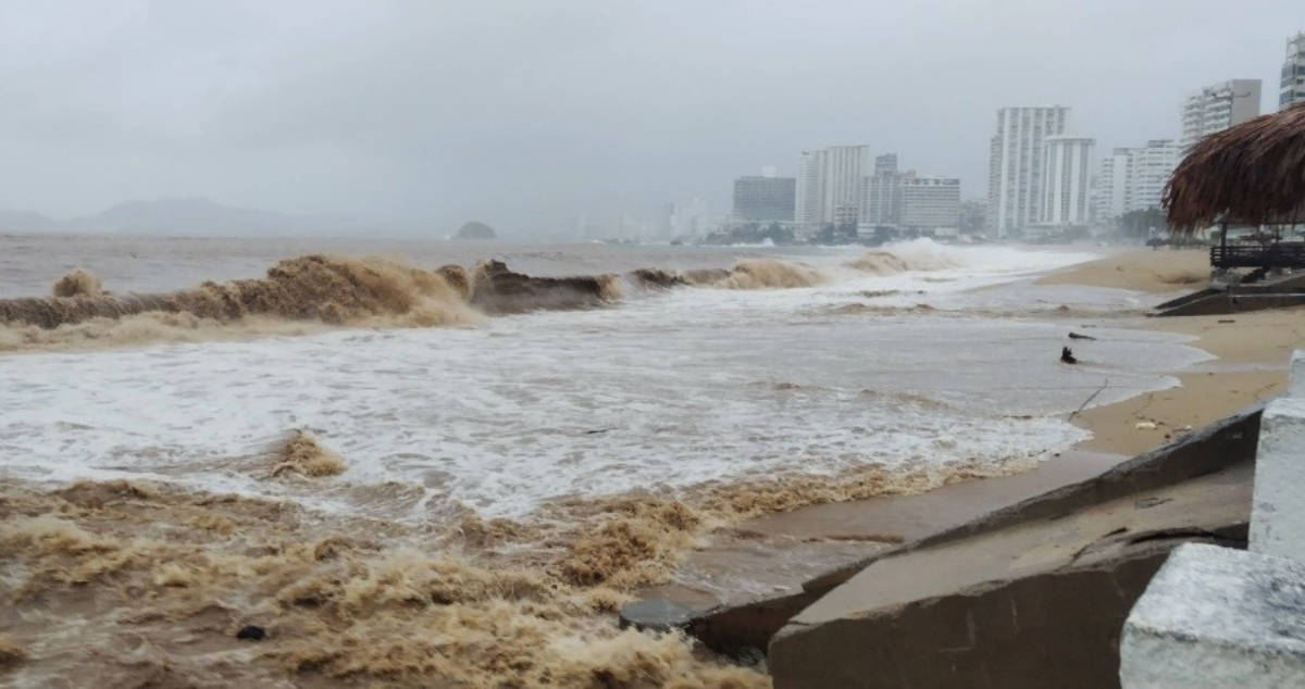 'John' recobra fuerza y se convierte en huracán categoría 1; provoca fuertes lluvias en Guerrero