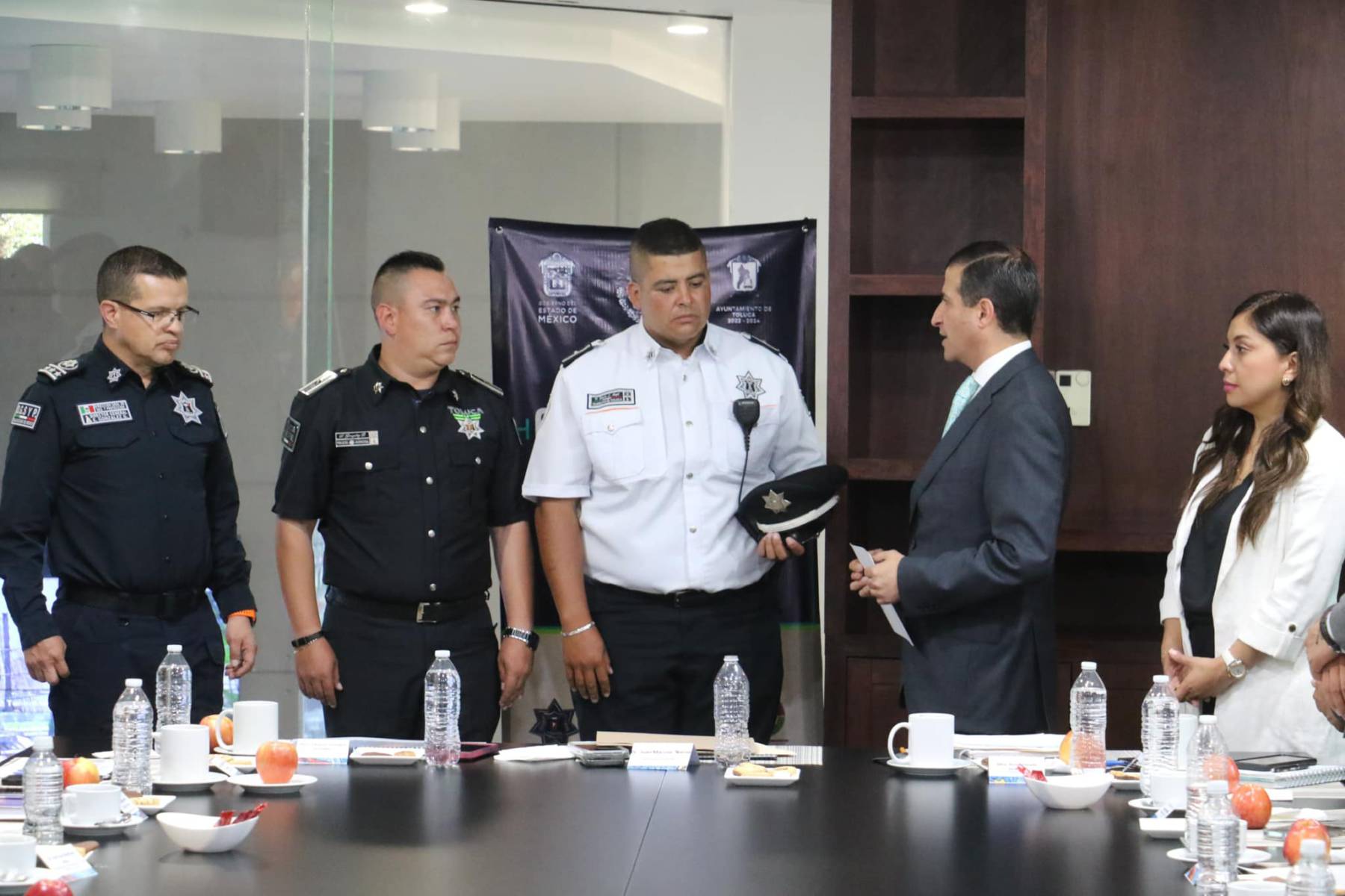 Reconocen labor de policía que rescató a una mujer durante las inundaciones en Tollocan