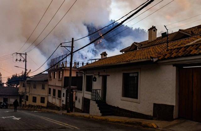 Quito en “emergencia” por 27 incendios forestales que dejan seis heridos