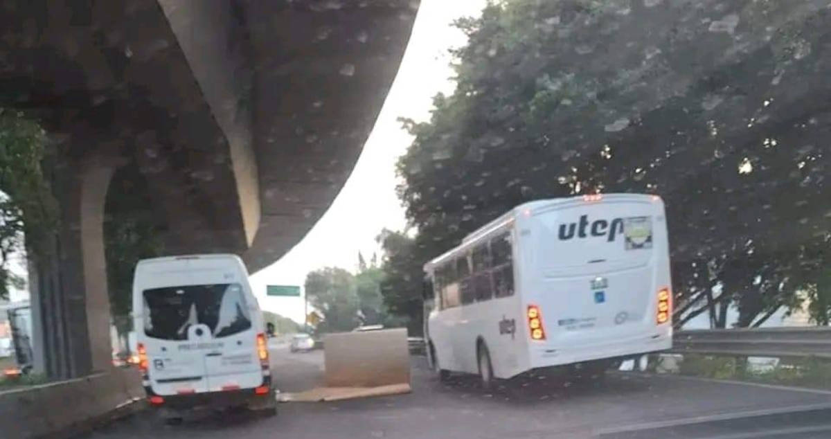 [VIDEO] Tráiler tira grandes rollos de papel en carriles centrales de la autopista México- Querétaro