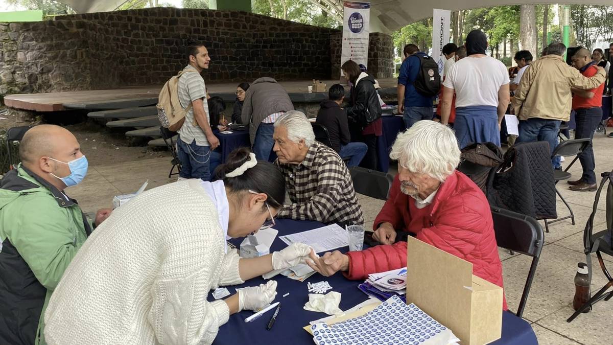 Toluca: Realizan pruebas para detectar cáncer de próstata en la Alameda