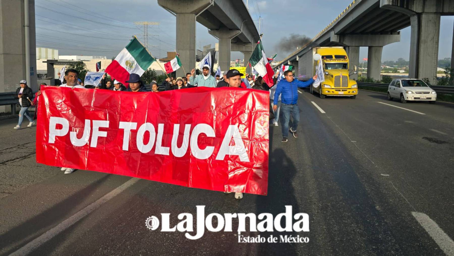 Trabajadores del Poder Judicial marchan sobre la México-Toluca