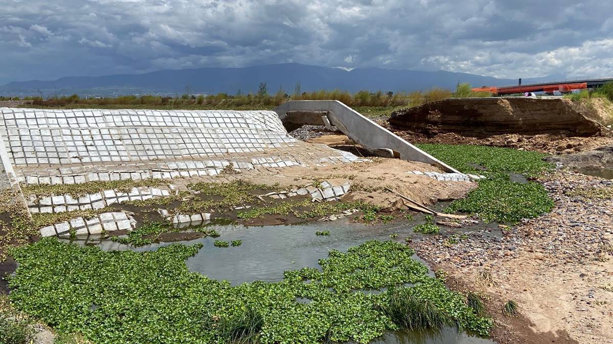 Revienta vertedor en el Parque Ecológico Lago de Texcoco y millones de litros se van al canal