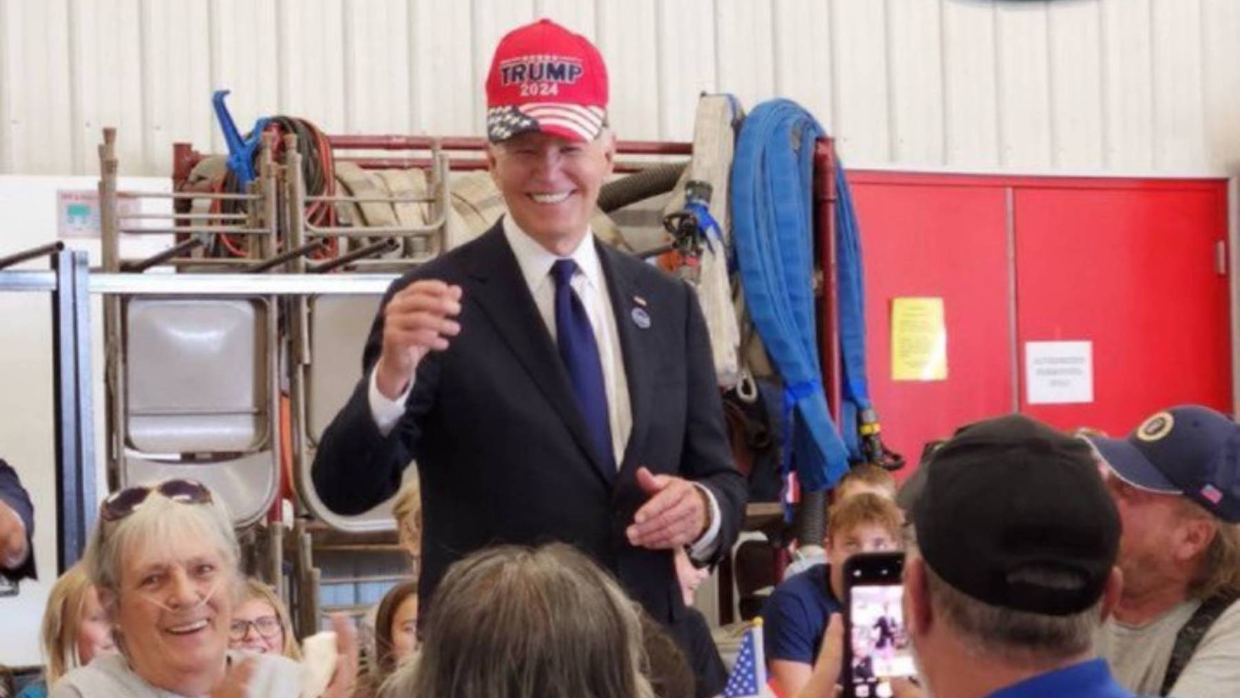 [VIDEO] Joe Biden usa gorra de Trump