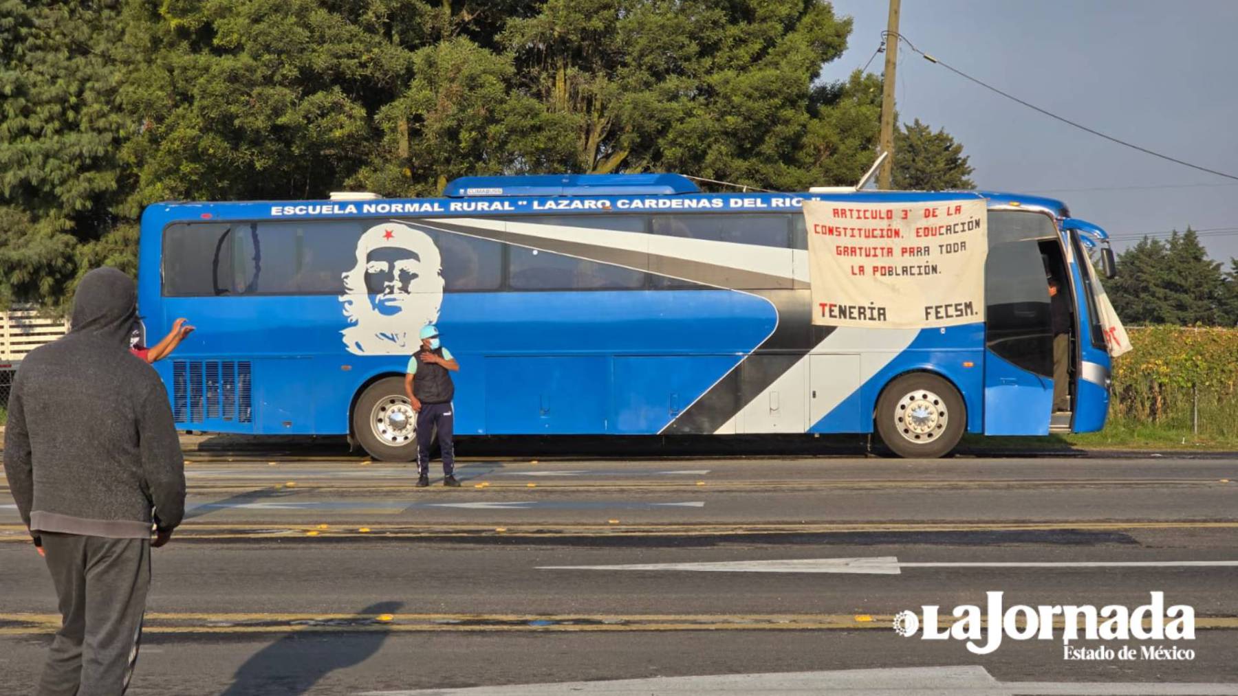 Operadores de transporte secuestrados por normalistas de Tenería son liberados