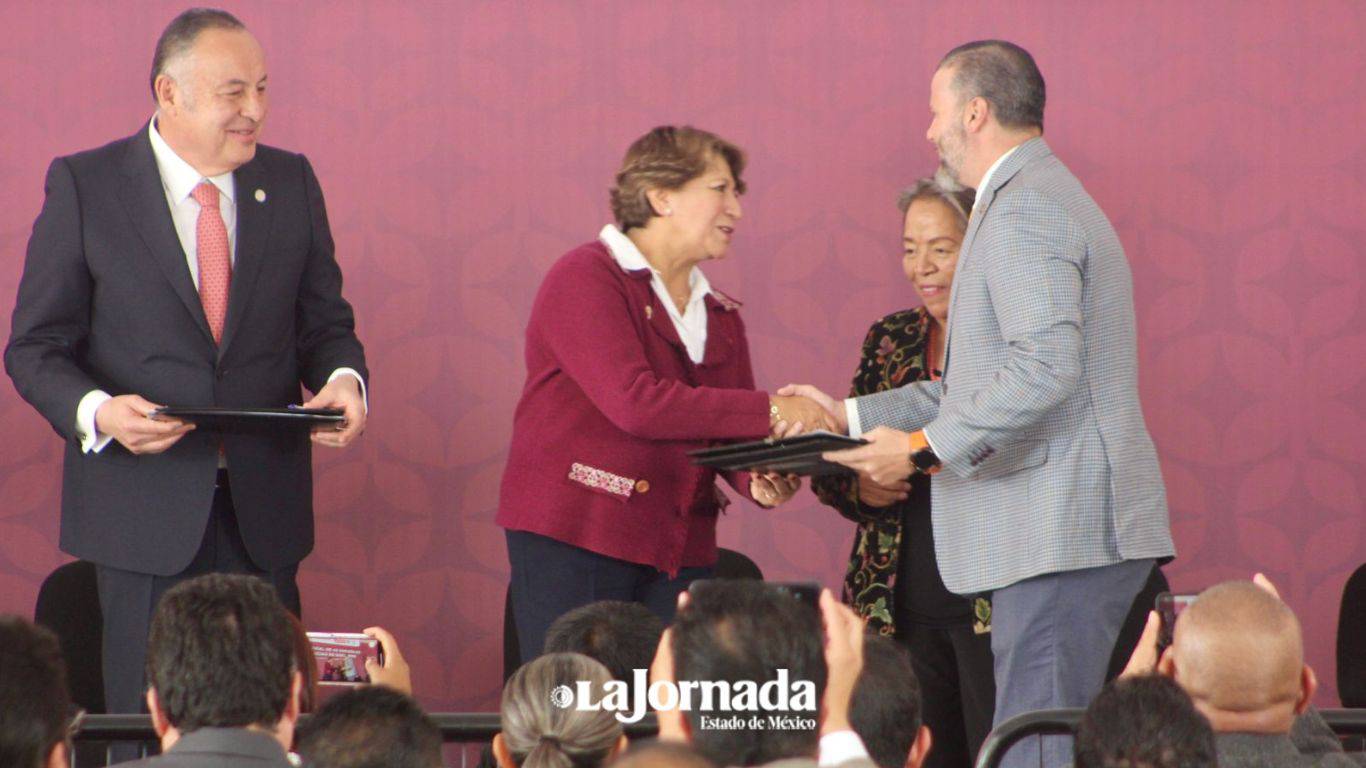 Delfina Gómez entrega 40 inmuebles a instituciones en el Estado de México