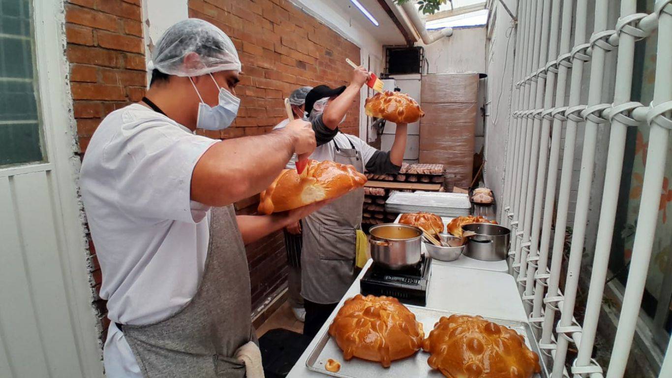 Jóvenes elaboran pan de muerto como terapia de rehabilitación