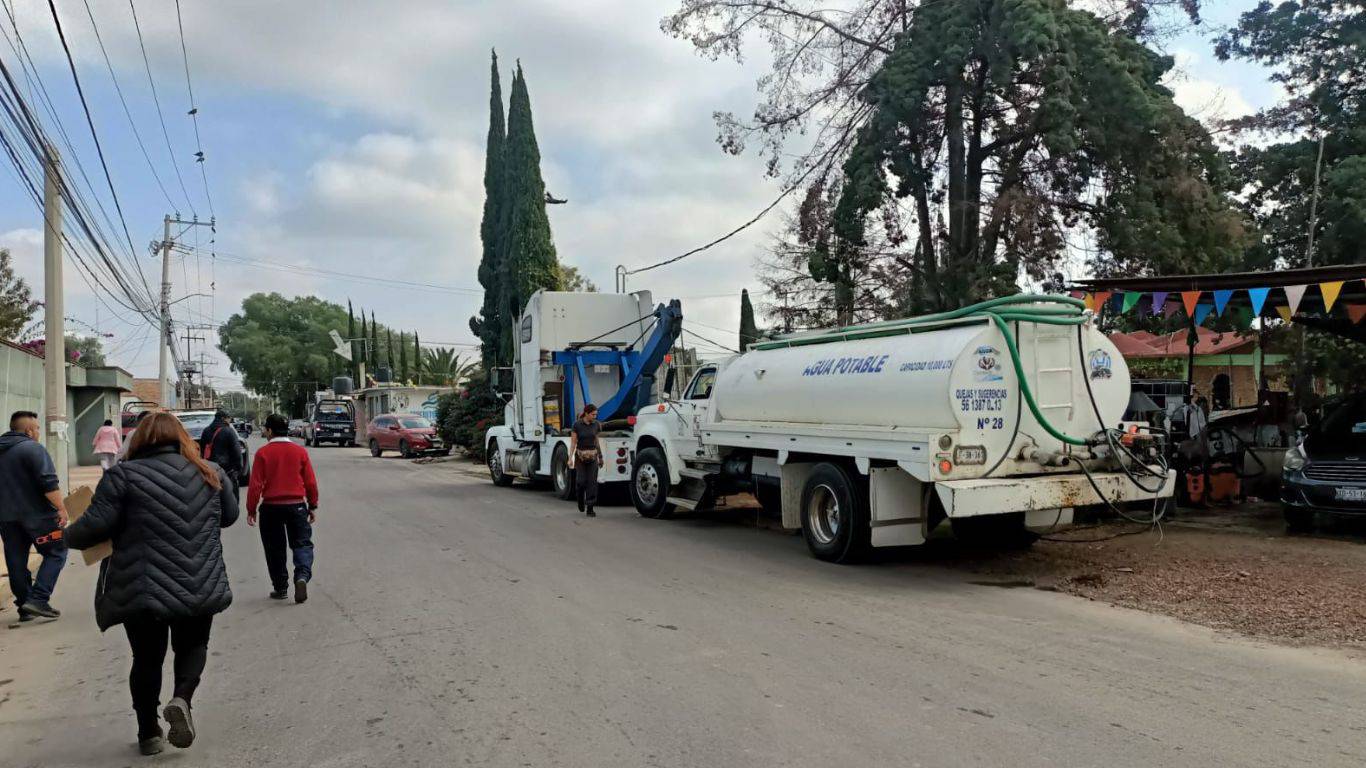 Niño que se dirigía a la escuela en Zumpango es arrollado por pipa de agua