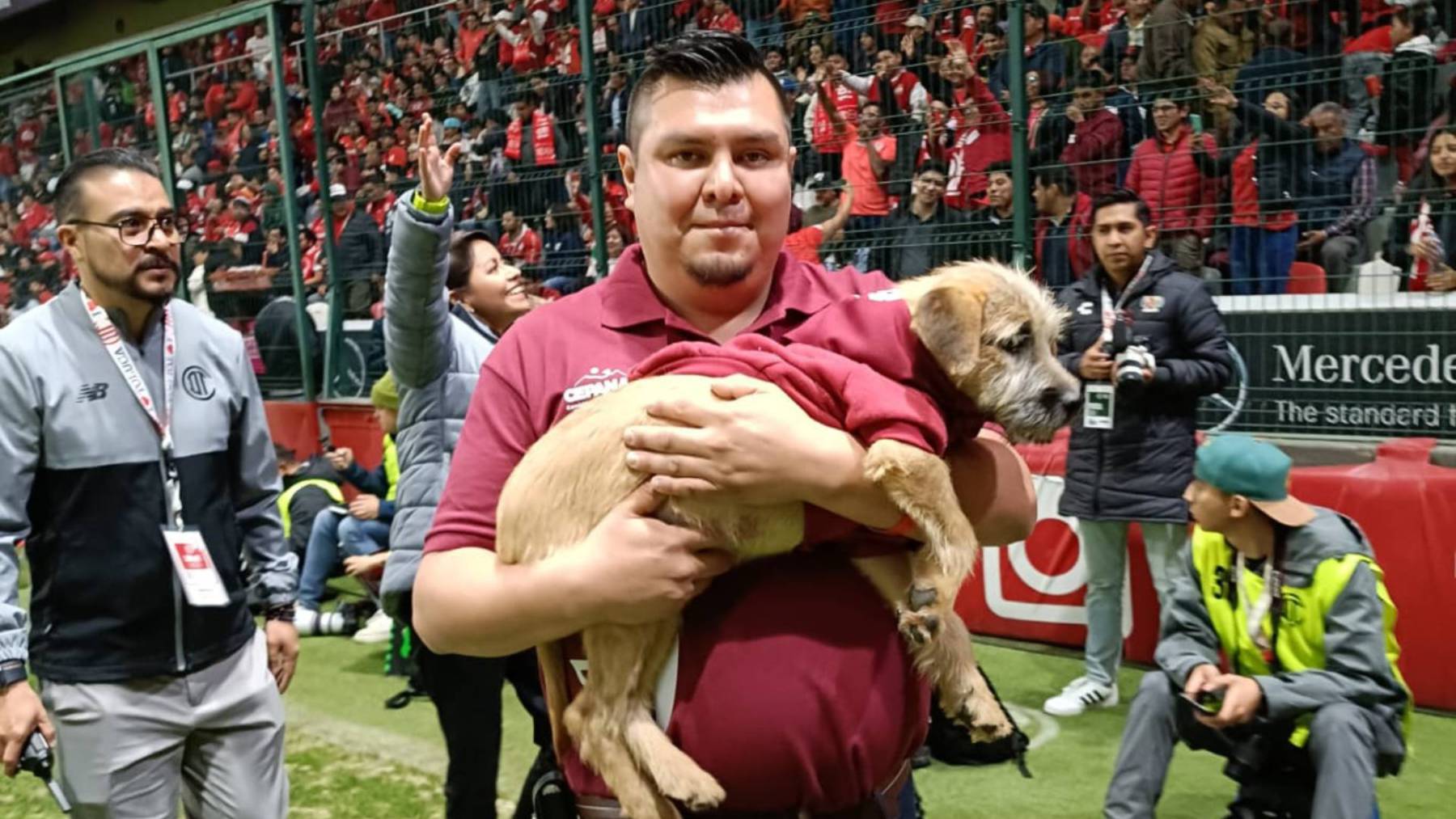 Promueven la adopción de mascotas entre la afición del Deportivo Toluca FC