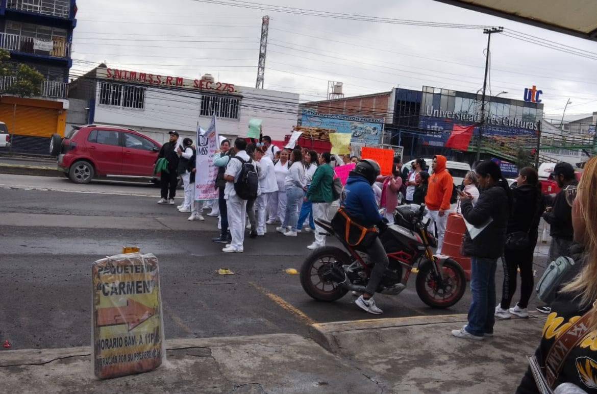 Protestan contra directivos de la clínica 68 del IMSS en Ecatepec