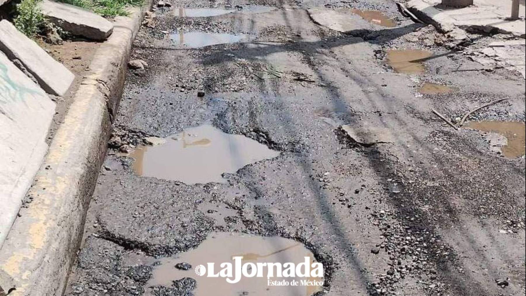 Hay 14 mil calles con baches en Ecatepec