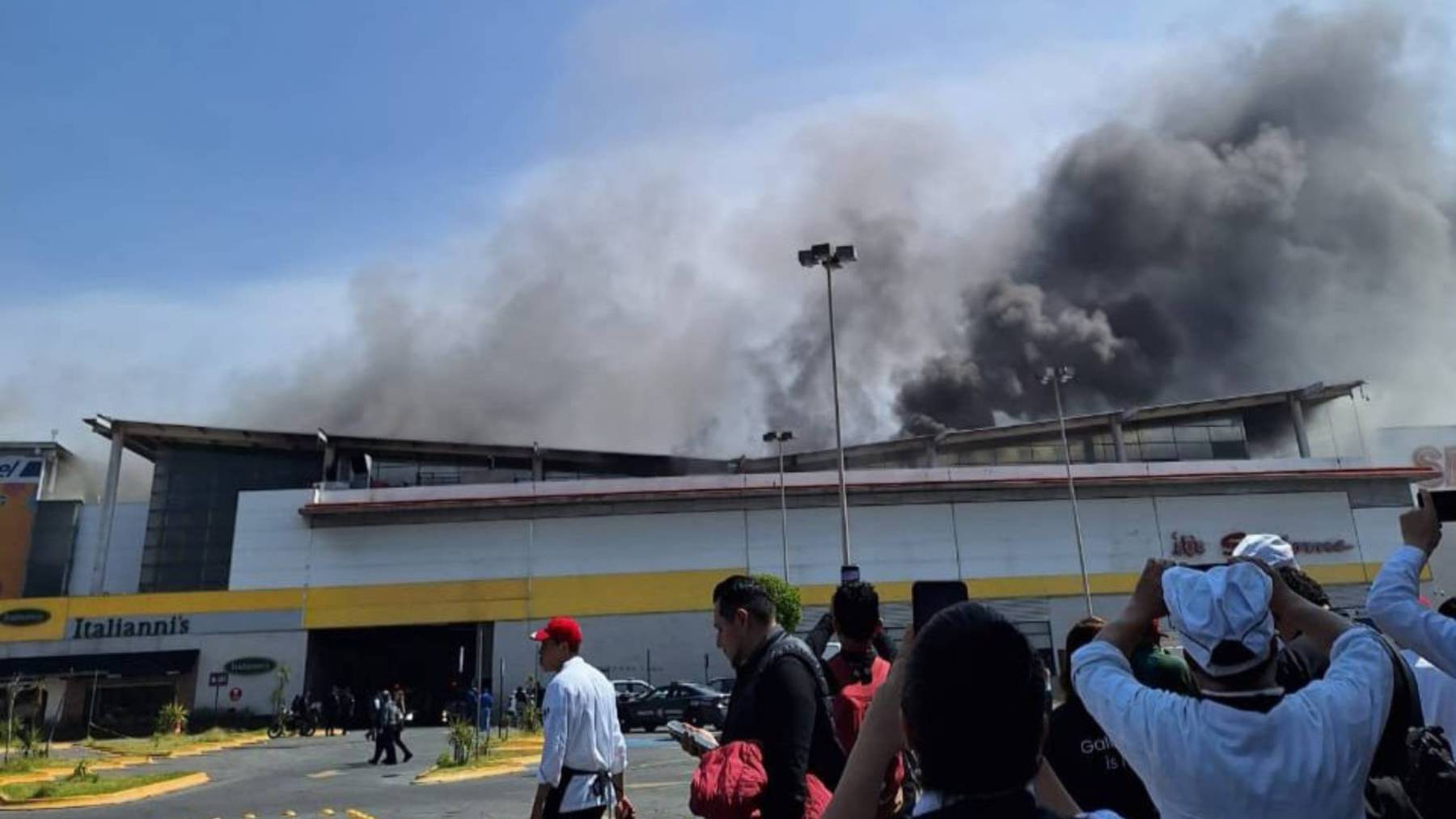 [VIDEO] Se registra incendio en centro comercial Las Américas de Ecatepec