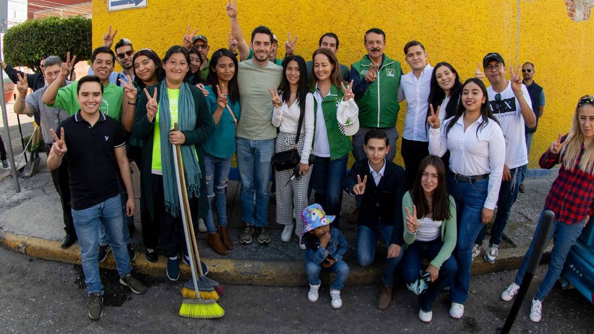 PVEM y tiktoker impulsan asfalto ecológico para combatir baches