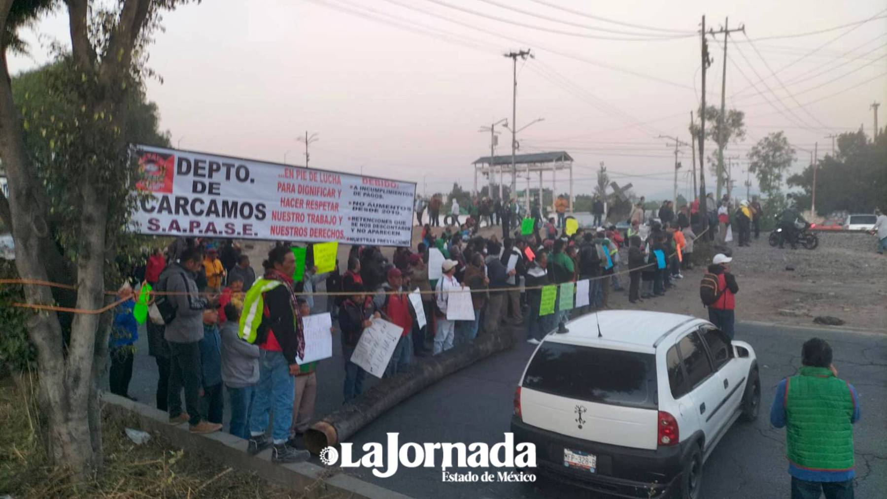 Bloqueos dejan sin transporte a cientos de personas en Ecatepec