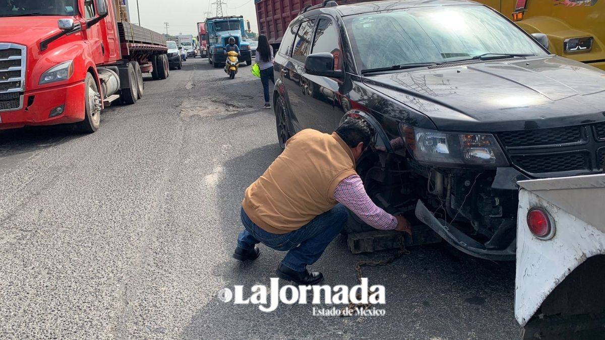 Padecen automovilistas por baches en la Texcoco-Lechería