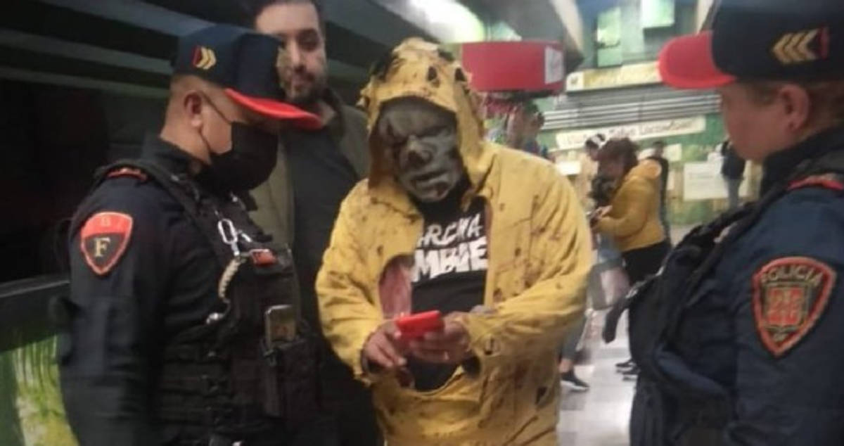 Zombie’ aterroriza a usuarios del Metro de la CDMX; es detenido por la policía